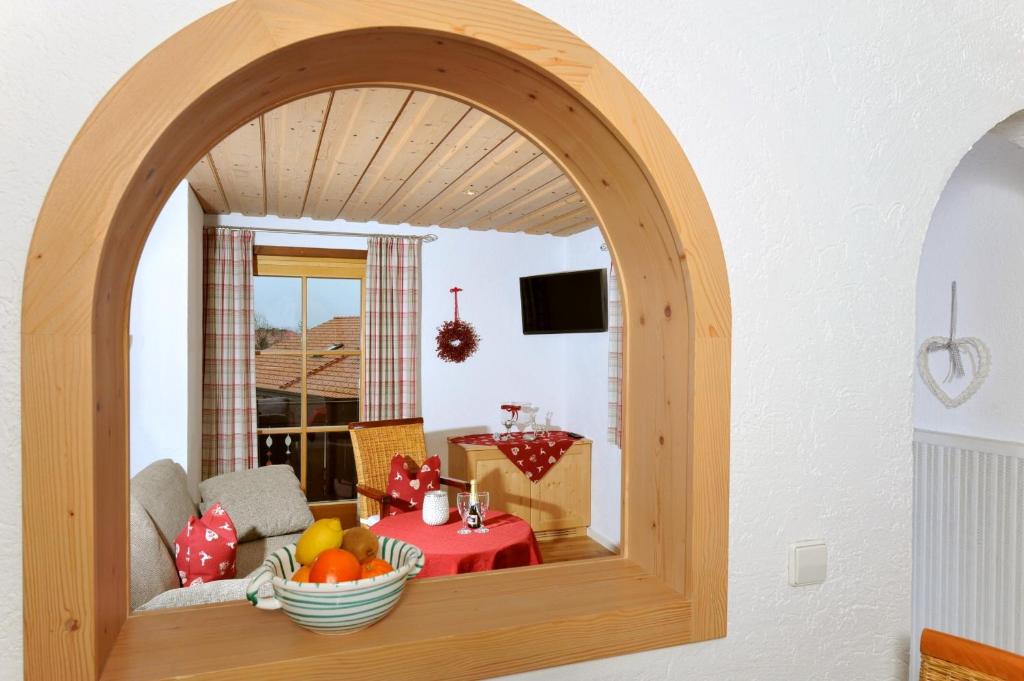 einen Torbogen mit einer Obstschale im Wohnzimmer in der Unterkunft Gästehaus Klara in Reit im Winkl