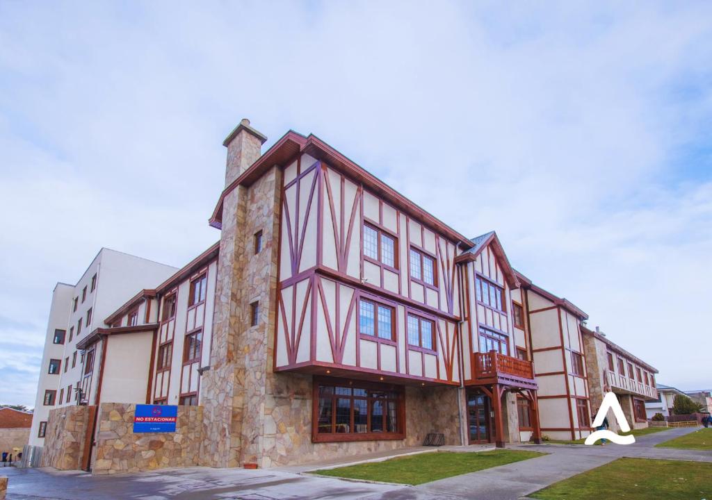 un gran edificio con rojo y blanco en Almasur Punta Arenas, en Punta Arenas