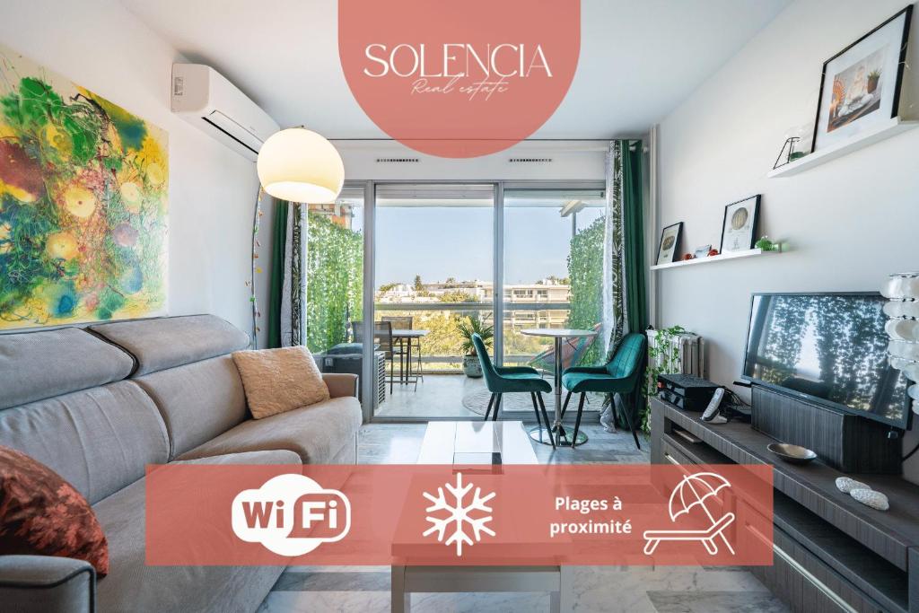 un salon avec un canapé et une table dans l'établissement Studio vue mer et montagnes, avec piscine, à Antibes