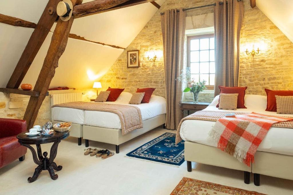 Postel nebo postele na pokoji v ubytování Hôtel Le Manoir De Mathan Crépon à la campagne 5 mn d'Arromanches et 10 mn de Bayeux