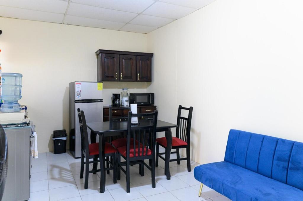 O bucătărie sau chicinetă la p Apartamentos Petenchel, por Aeropuerto Flores, Petén no 3