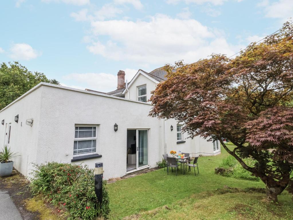 an exterior view of a white house at Beach Hideaway in Bideford