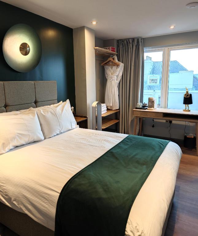 Postel nebo postele na pokoji v ubytování Pinnacle Suites Hotel
