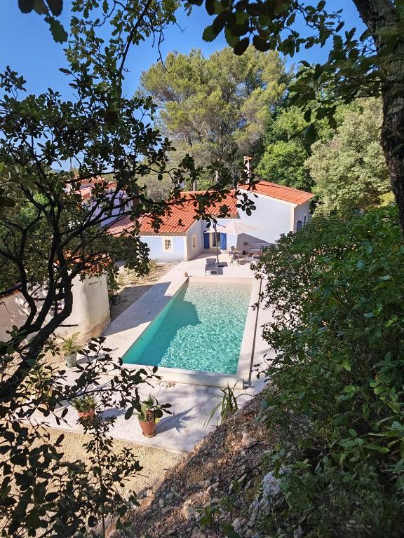 une piscine devant une maison dans l'établissement Lamaisonbleue, à Auriol