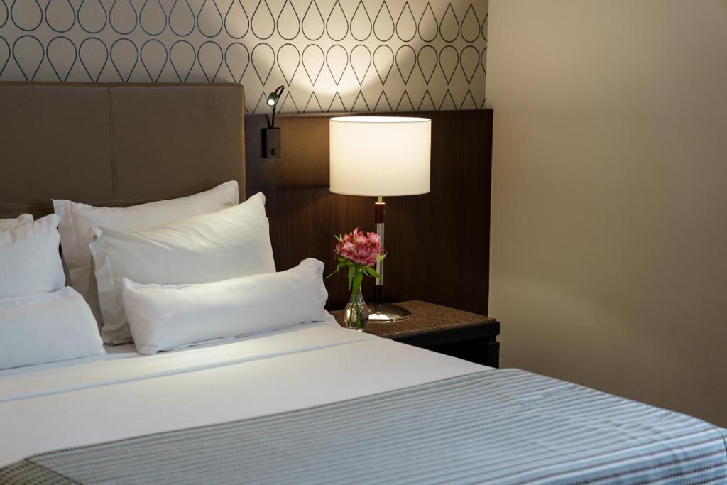 Postel nebo postele na pokoji v ubytování Bourbon Hotel & Suites Curitiba