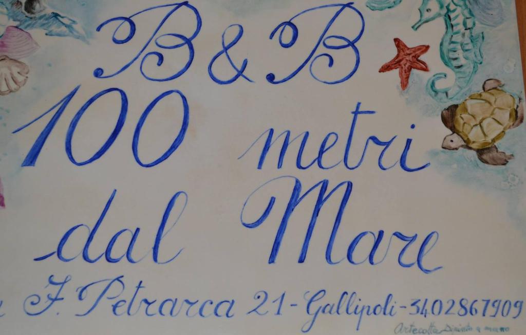 ガリポリにあるB&B 100 Metri Dal Mareの青い書き込みの誕生日ケーキ