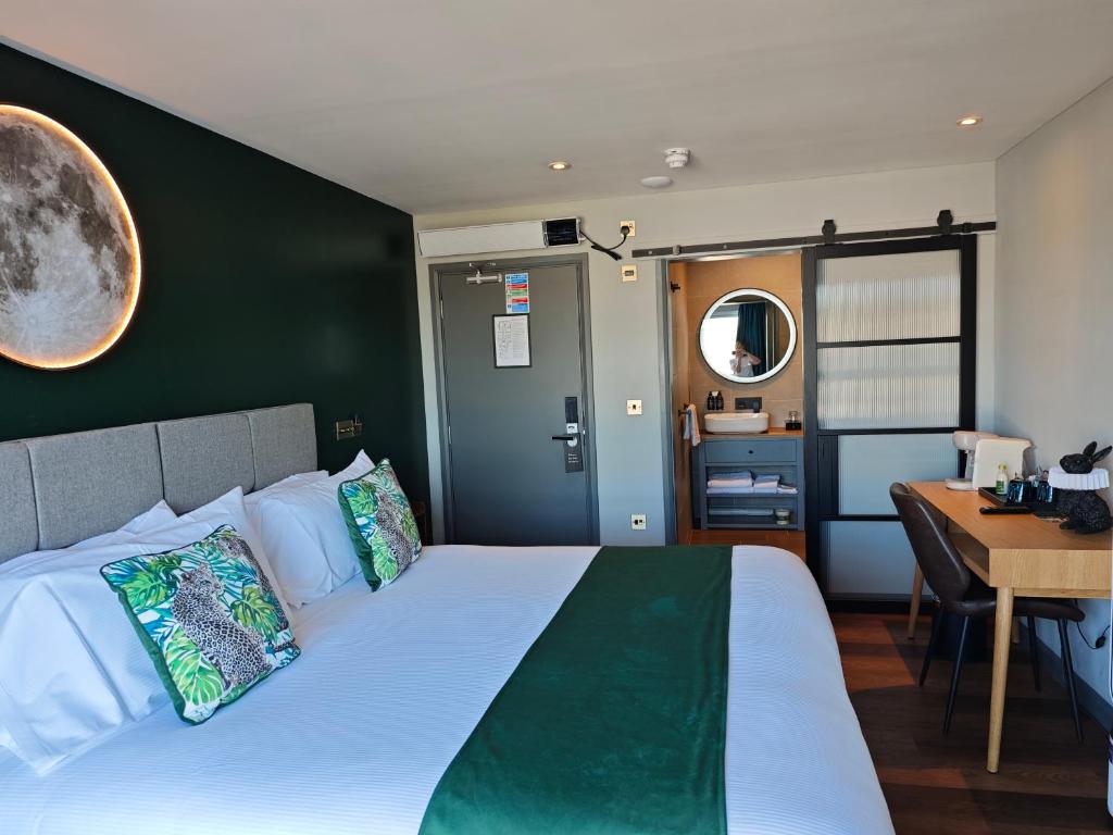 Postel nebo postele na pokoji v ubytování Pinnacle Suites Hotel