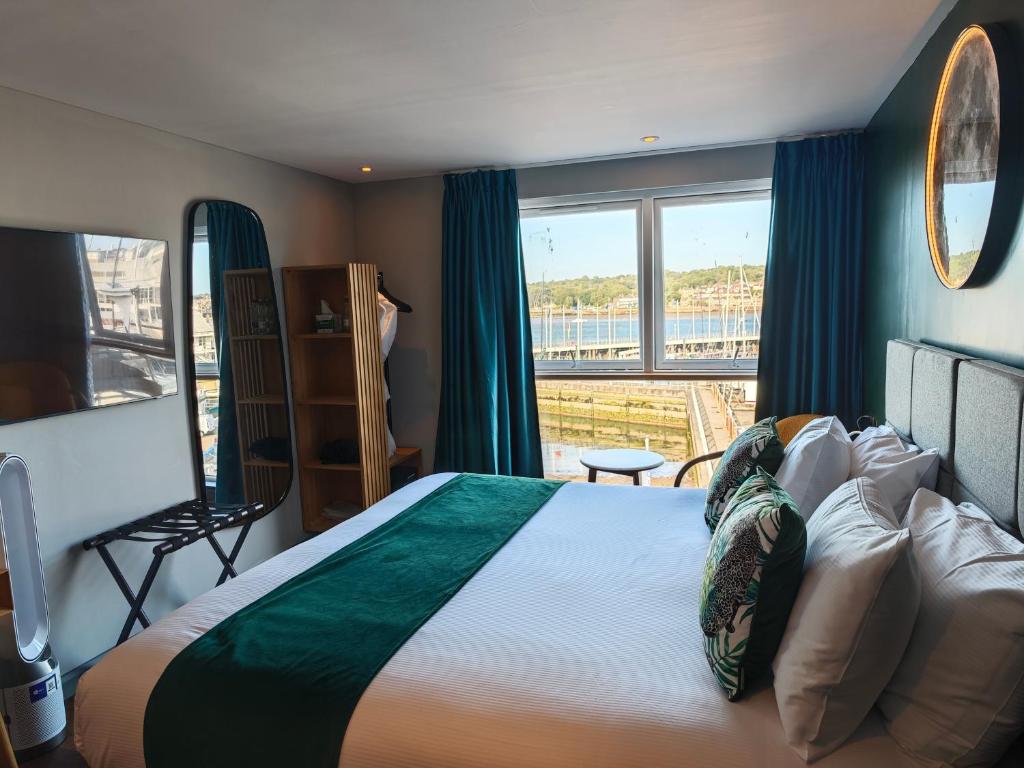 Postel nebo postele na pokoji v ubytování Pinnacle Suites Hotel