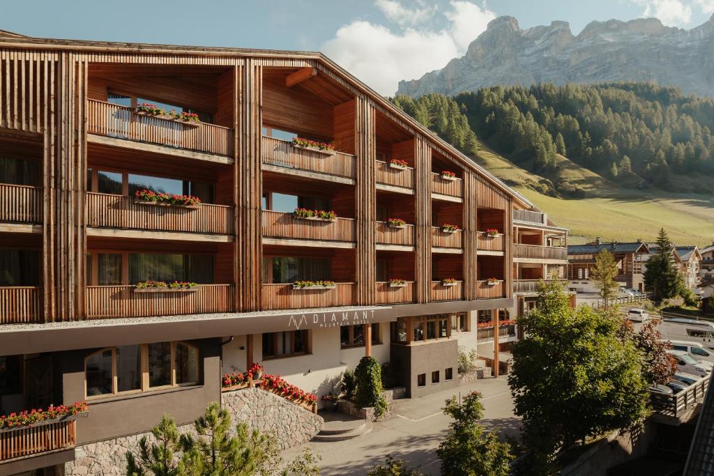 Nespecifikovaný výhled na hory nebo výhled na hory při pohledu z hotelu