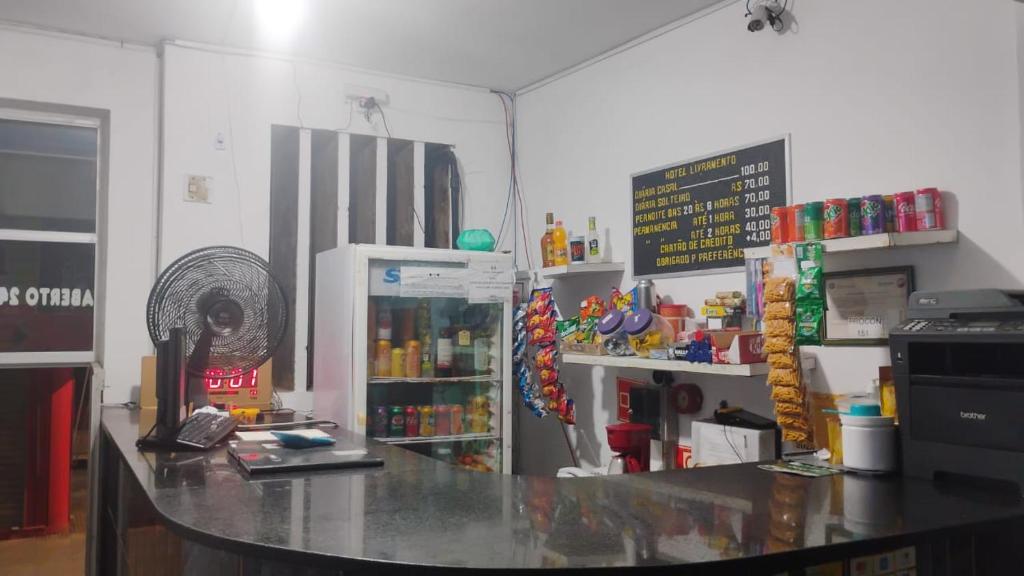 a shop with a counter top in a room at HOTEL LIVRAMENTO Maceió in Maceió