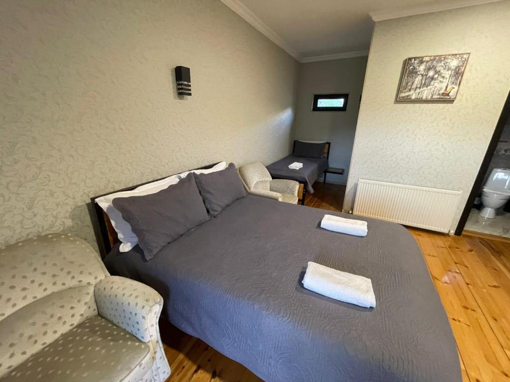 Llit o llits en una habitació de Bibo's Kokhi Guesthouse