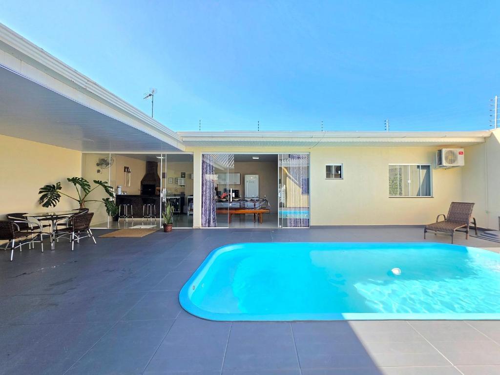 a swimming pool in the middle of a living room at Casa 2 Suítes + 2 quartos piscina e churrasqueira in Foz do Iguaçu