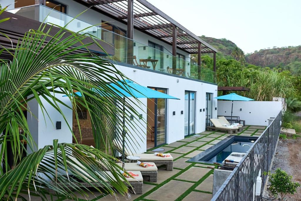 Cidade VelhaCORAL BAY - Kode Villa的带游泳池和房子的别墅