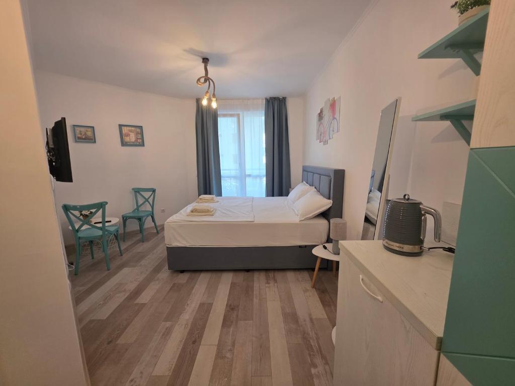 Un pat sau paturi într-o cameră la Marino Mar Deluxe Studios, Sauna Indoorpool Spa & Wellness inclusive