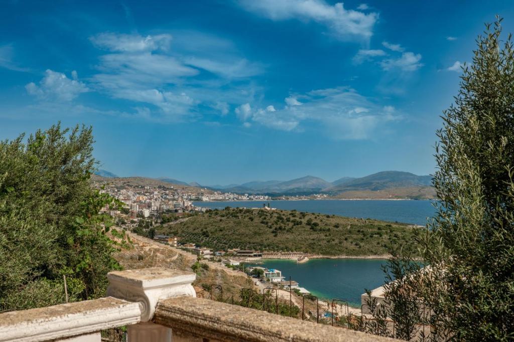 vista sulla città e sul lago di Geart Apartments a Sarandë