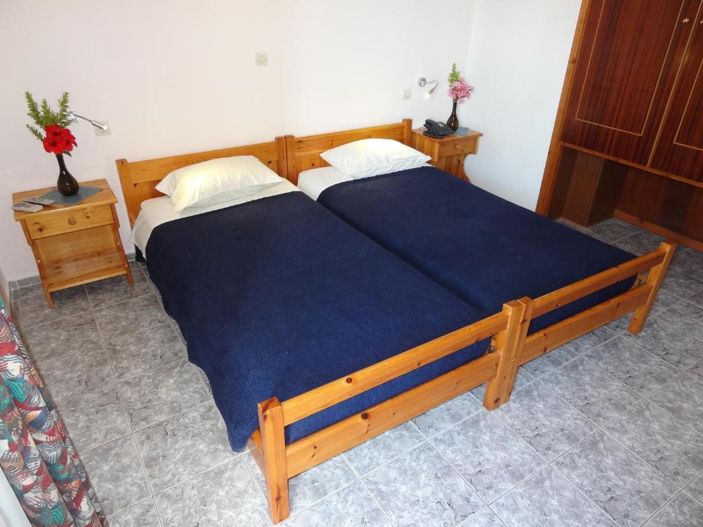 Łóżko lub łóżka w pokoju w obiekcie Michalis Studios & Apartments