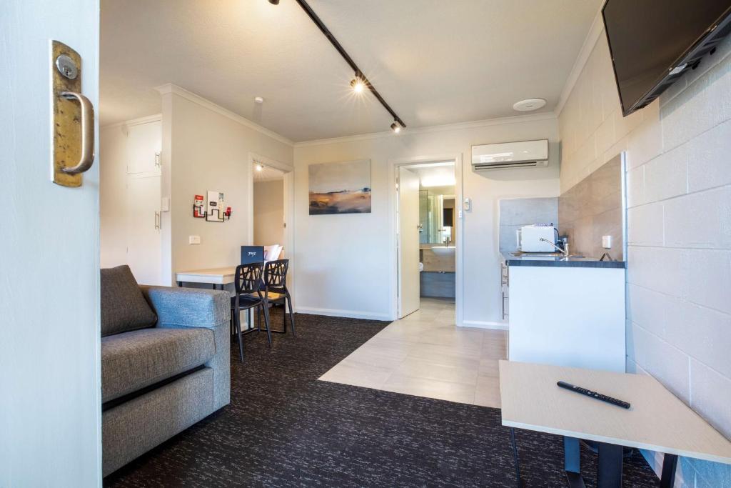 Nightcap at Riverside Hotel - Resim 22