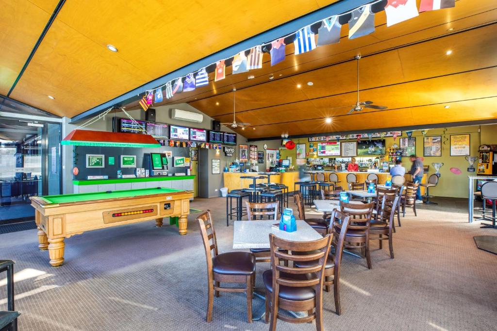 Nightcap at Riverside Hotel - Resim 28