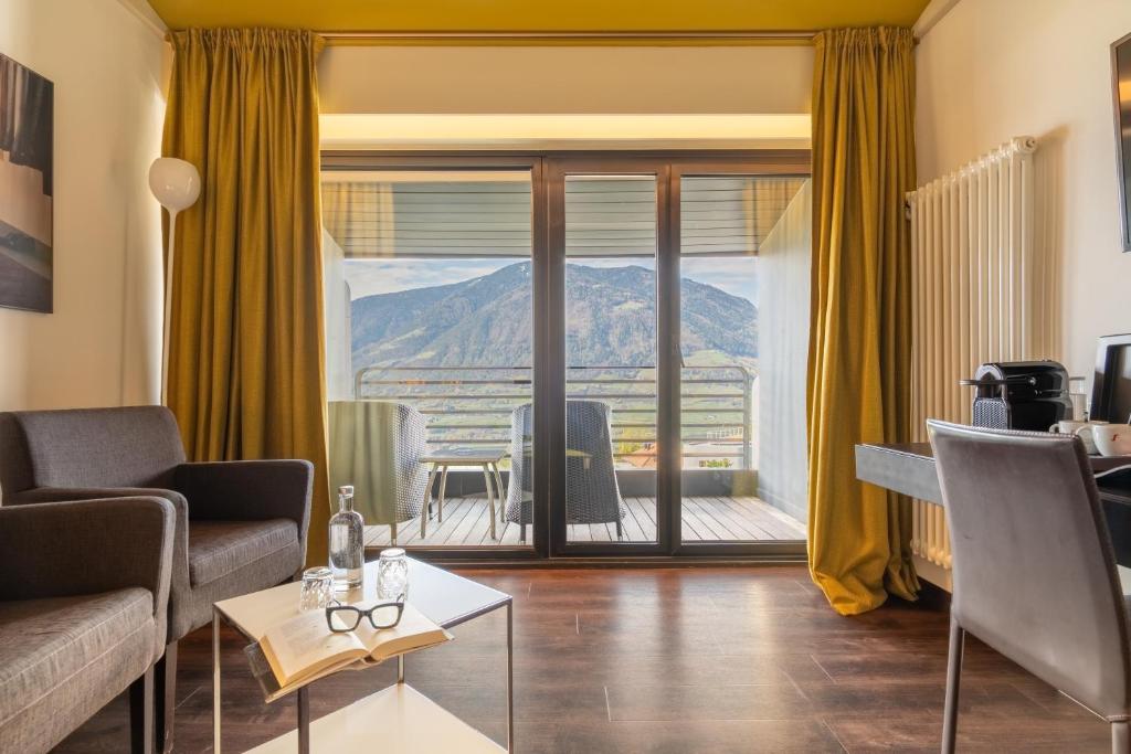 Nespecifikovaný výhled na hory nebo výhled na hory při pohledu z hotelu