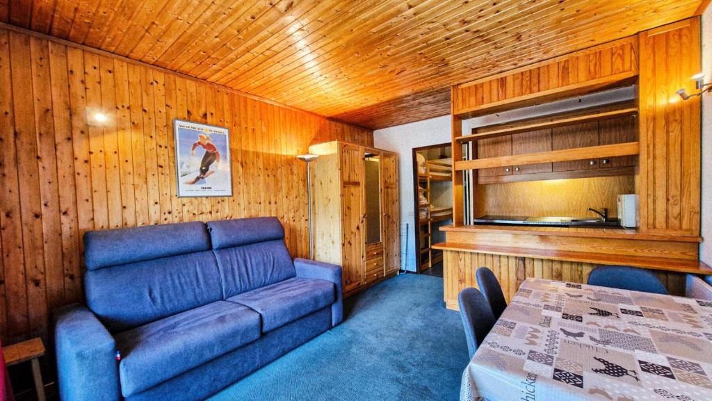 un salon avec un canapé et une table dans l'établissement Résidence Andromede - Studio confortable · Entre pistes et commerces · Balcon MAE-7395, à Flaine