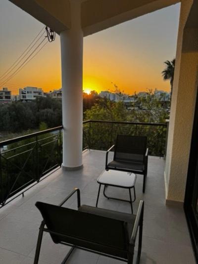 Η ανατολή ή δύση του ηλίου όπως φαίνεται από αυτό το διαμέρισμα ή από εκεί κοντά