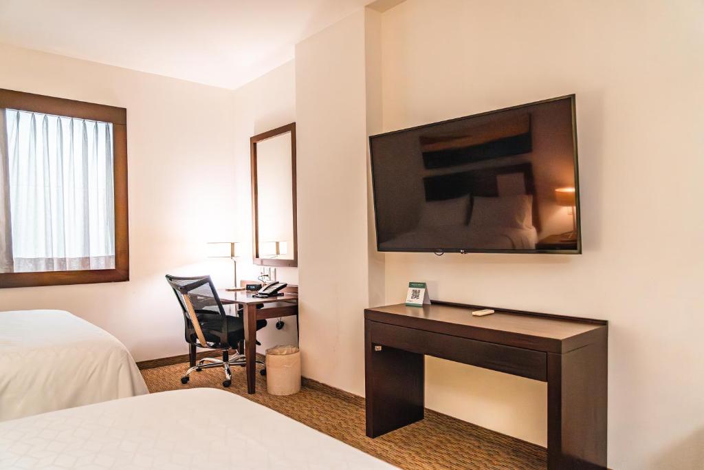 Postel nebo postele na pokoji v ubytování Holiday Inn Guadalajara Patria-Universidad by IHG
