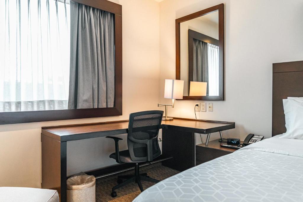 Postel nebo postele na pokoji v ubytování Holiday Inn Guadalajara Patria-Universidad by IHG