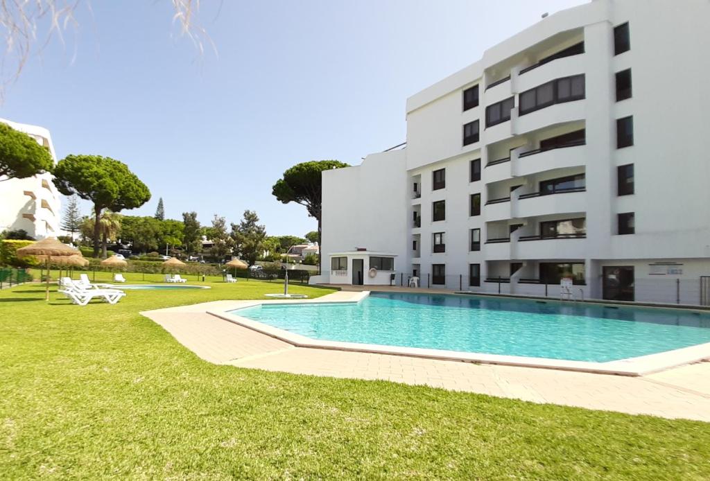 Tenis Golfmar 409A - pool view