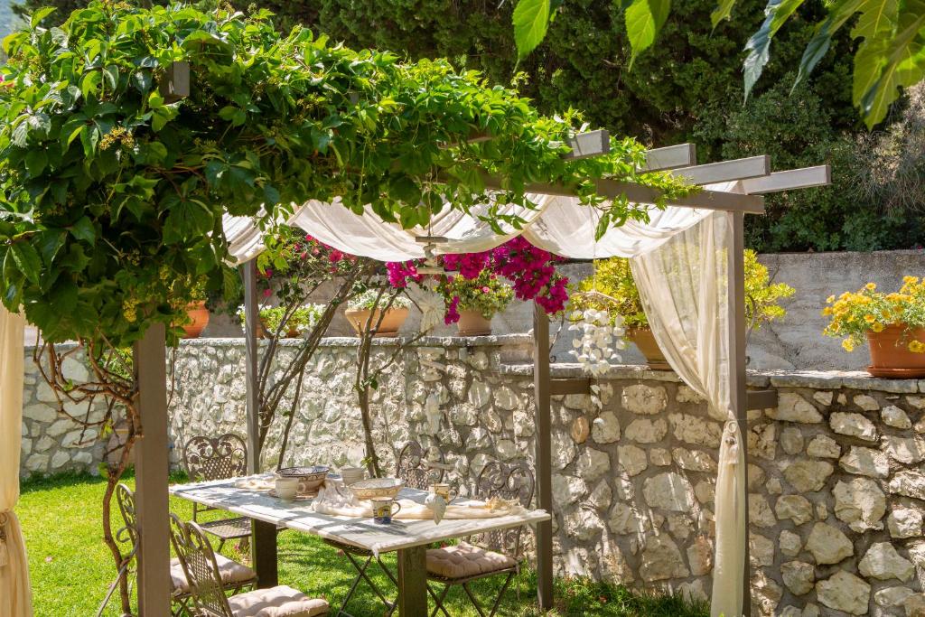 Ogród w obiekcie Kores Villas
