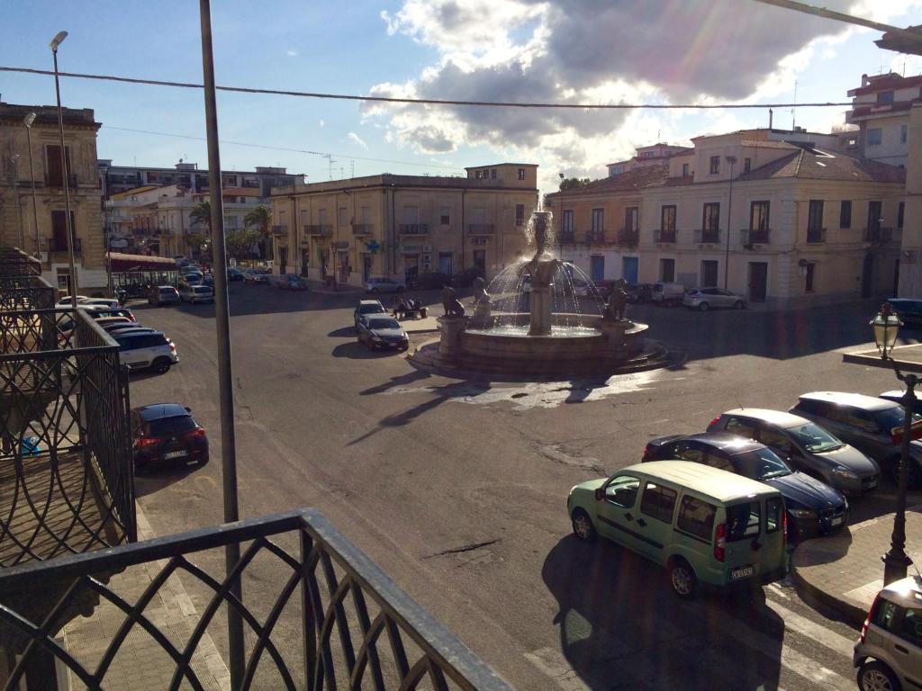 シデルノ・マリーナにあるB&B Zia Iaiaの噴水付き駐車場の景色