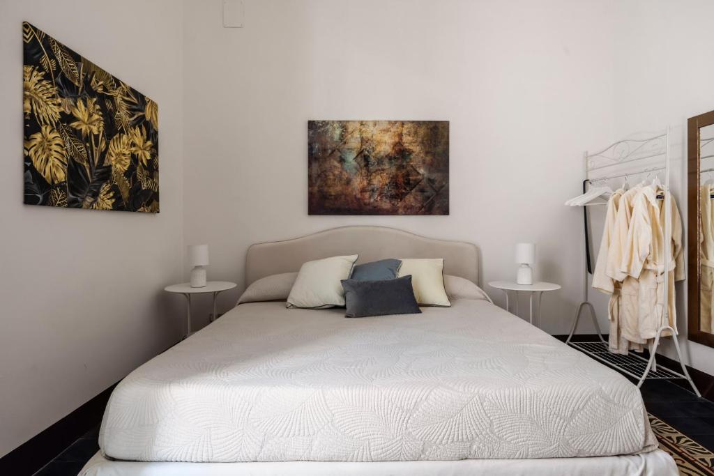 Postel nebo postele na pokoji v ubytování Le Dimore del Corso Acireale - Sicily Stay, fra Catania, Taormina, il Mare e l'Etna