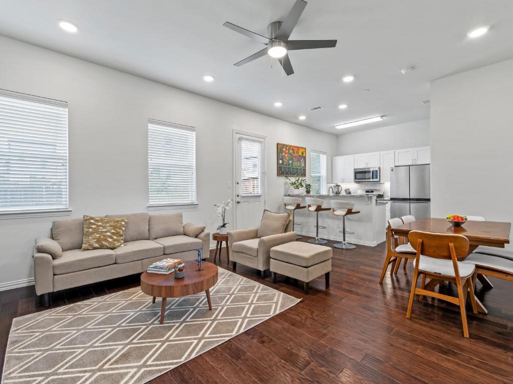Η κουζίνα ή μικρή κουζίνα στο Upscale Irving Townhome