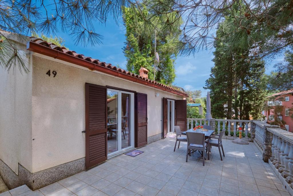 マリ・ロシニにあるRustic Holiday Home - Artatoreのパティオ(テーブル、椅子付)