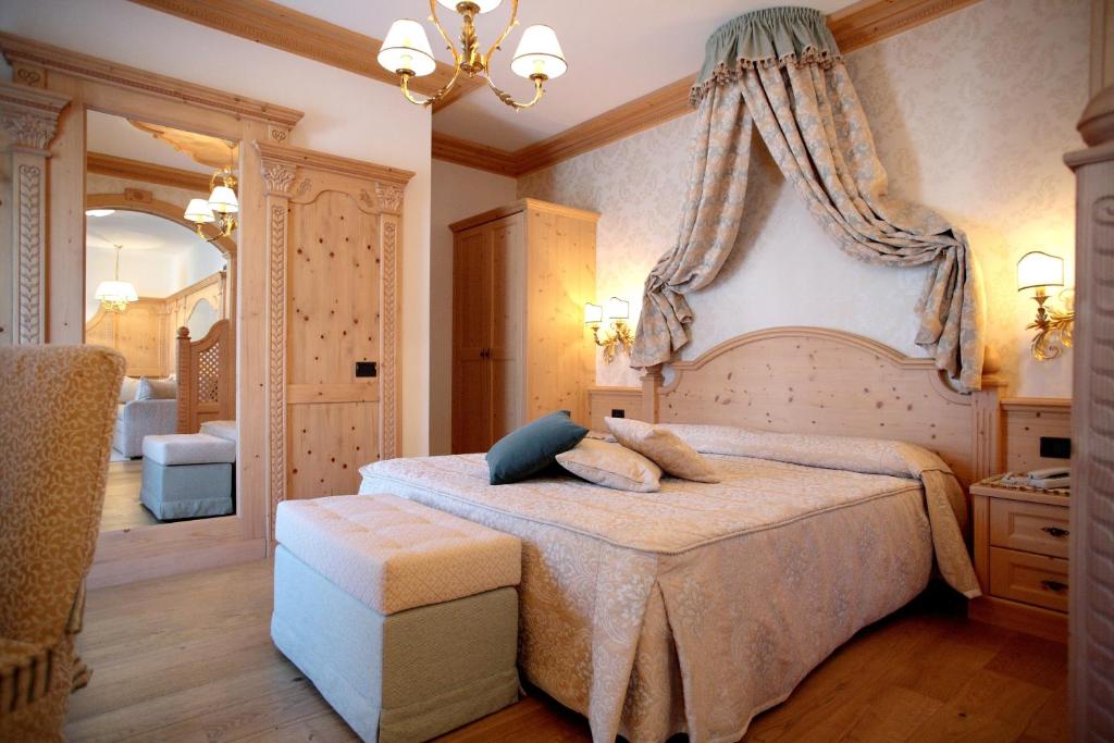 Łóżko lub łóżka w pokoju w obiekcie Hotel Colbricon Beauty & Relax