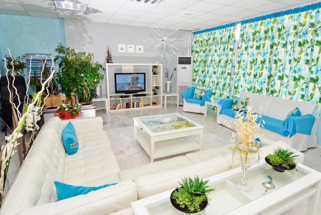 TV a/nebo společenská místnost v ubytování Astris Sun Hotel
