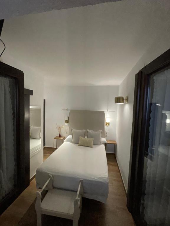Un pat sau paturi într-o cameră la HOTEL BOUTIQUE ALMA ANDALUSí