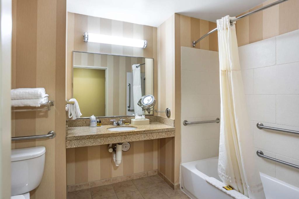 Best Western PLUS University Park Inn & Suites photo