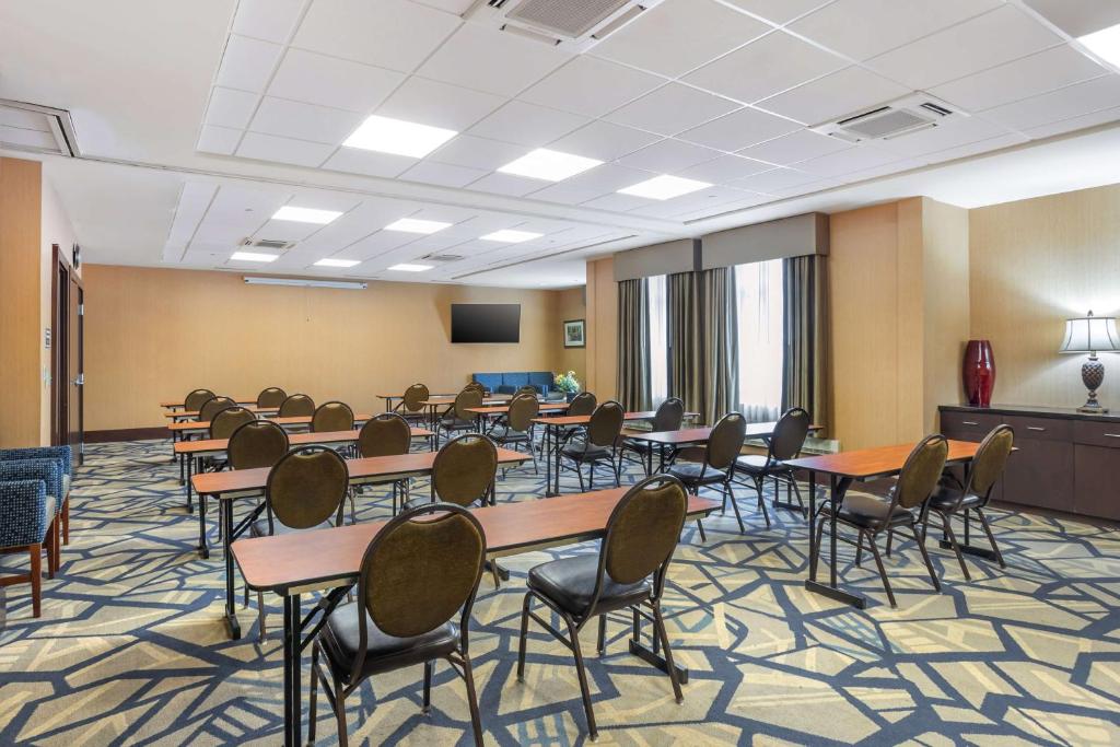 Best Western PLUS University Park Inn & Suites photo