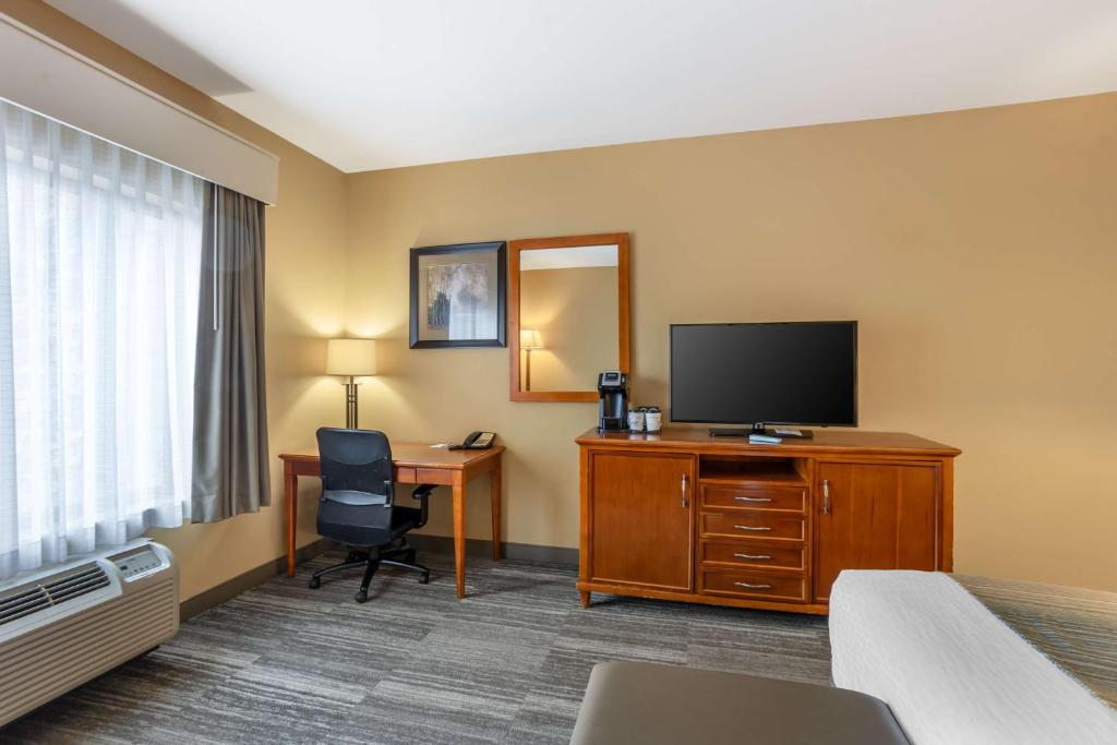 Best Western PLUS University Park Inn & Suites photo