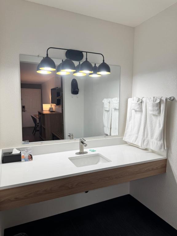 Koupelna v ubytování Rodeway Inn & Suites Thousand Palms - Rancho Mirage