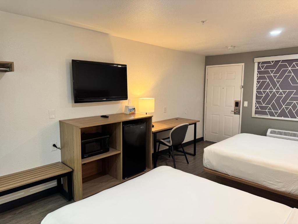 Postel nebo postele na pokoji v ubytování Rodeway Inn & Suites Thousand Palms - Rancho Mirage