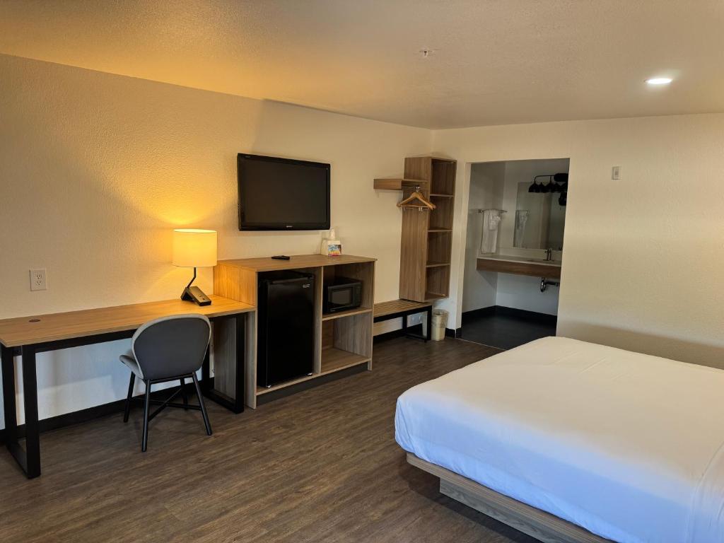 Postel nebo postele na pokoji v ubytování Rodeway Inn & Suites Thousand Palms - Rancho Mirage