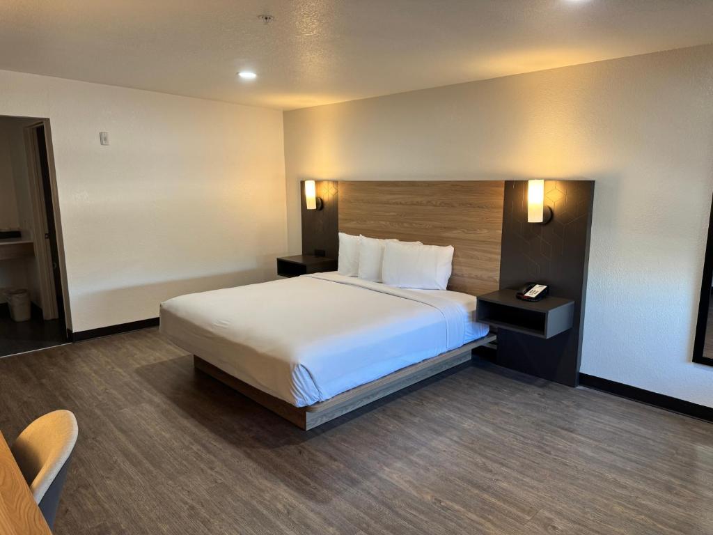 Postel nebo postele na pokoji v ubytování Rodeway Inn & Suites Thousand Palms - Rancho Mirage