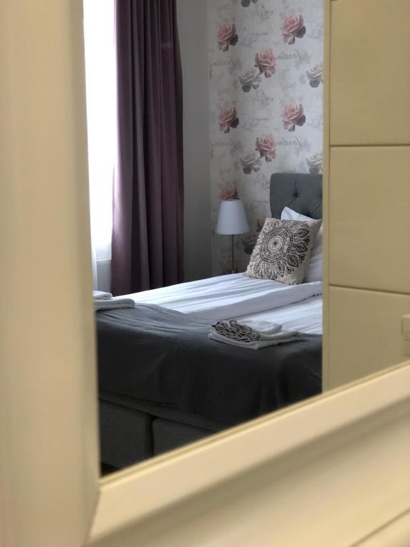 Postel nebo postele na pokoji v ubytování Smålandsstenar hotell
