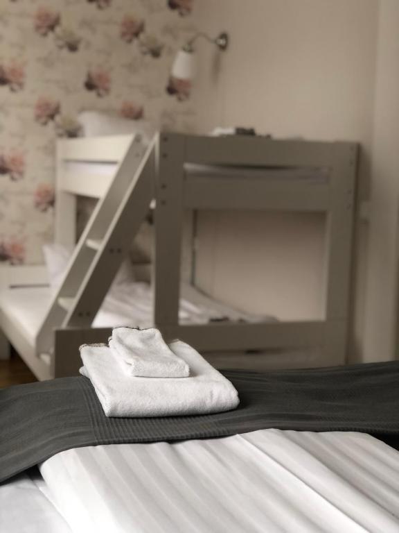 Postel nebo postele na pokoji v ubytování Smålandsstenar hotell