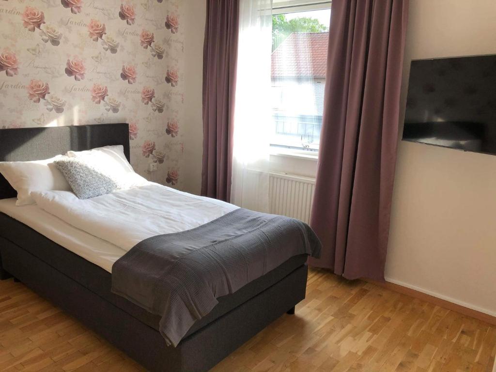 Postel nebo postele na pokoji v ubytování Smålandsstenar hotell