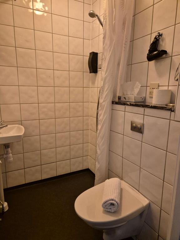 Koupelna v ubytování Smålandsstenar hotell