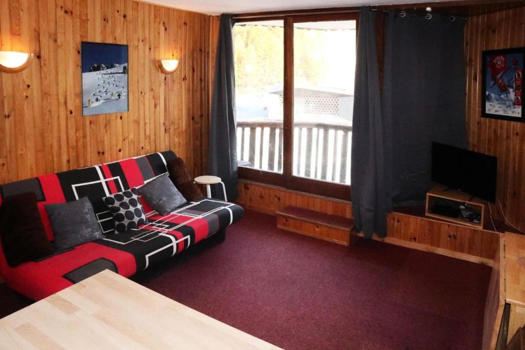 un salon avec un canapé et une télévision dans l'établissement Résidence Les Carlines - LES CARLINES - Studio 4 Pers. Vue Pistes MAE-6491, aux Orres
