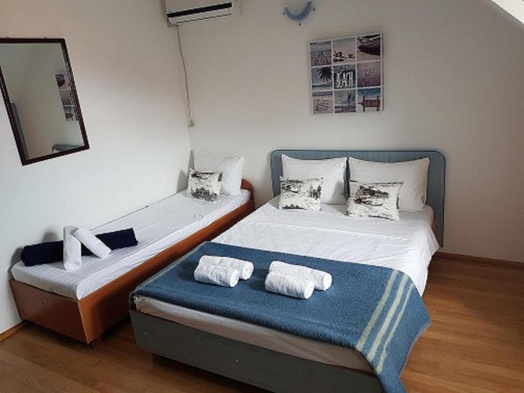 Postel nebo postele na pokoji v ubytování Pensiunea Casa Johnelly