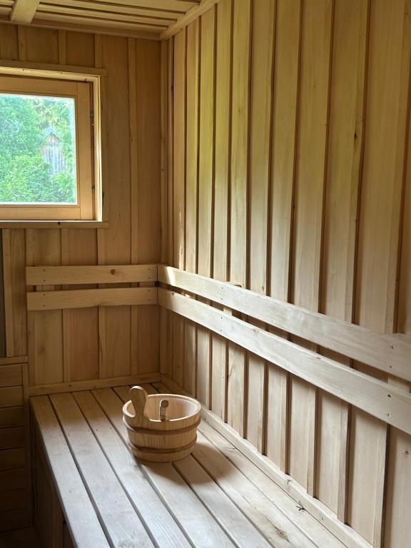 Mynd úr myndasafni af Mazurska Zagroda - Żabi Rechot - dom - stodoła - jacuzi í Worliny